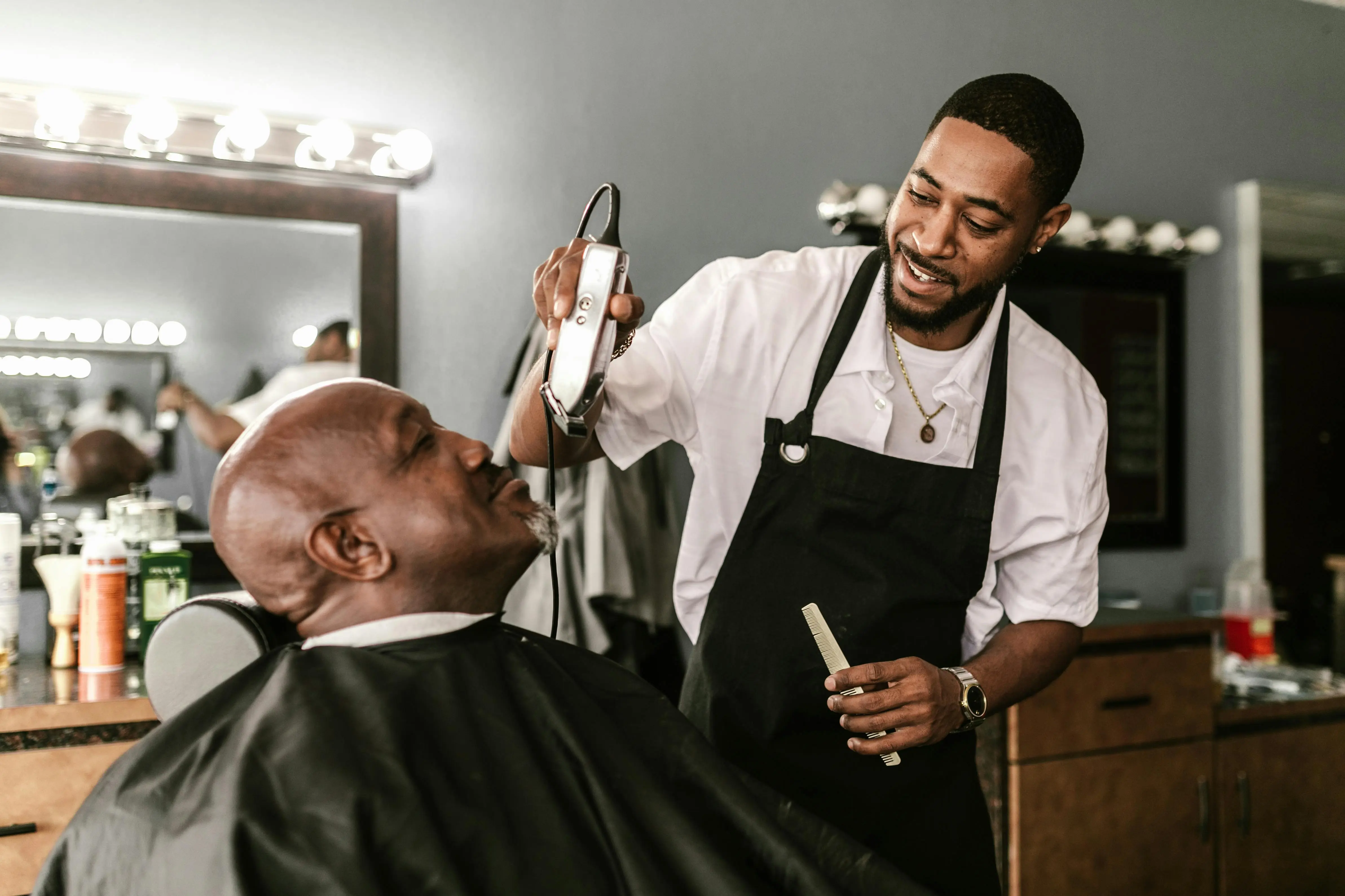 Interior de D' Rafa Peluquería en Santo Domingo mostrando estaciones de barbería profesional